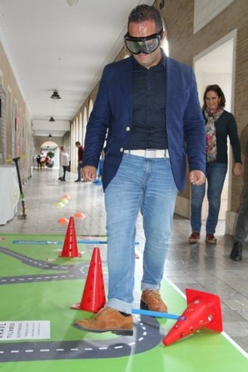 Diputación sensibiliza con gafas de simulación acerca de lo que conlleva conducir bajo los efectos de drogas y alcohol