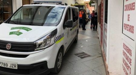 Una mujer da a luz en plena calle en Lepe a mellizos ayudada por el 061 y agentes de la policía local