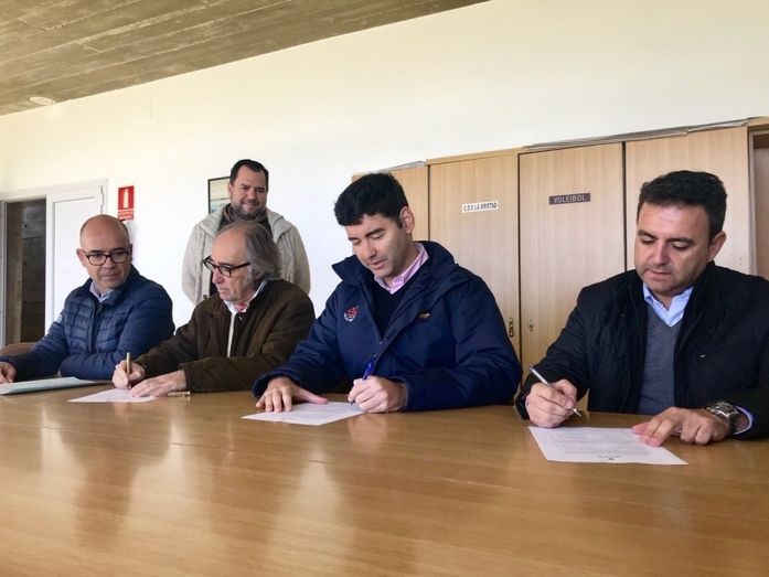 Comienzan las obras para la construcción de una nueva pista de atletismo y el campo de fútbol de césped artificial en Valverde