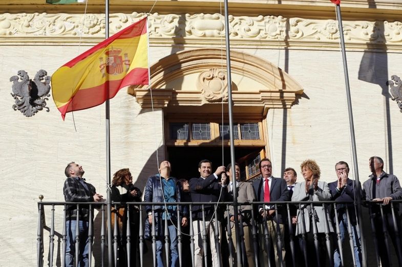 El PSOE de Ayamonte acusa al PP de usar el Ayuntamiento y la bandera española para un 'acto de partido' con Juanma Moreno