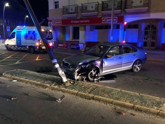 Un herido en Lepe tras casi derribar con su coche un semáforo