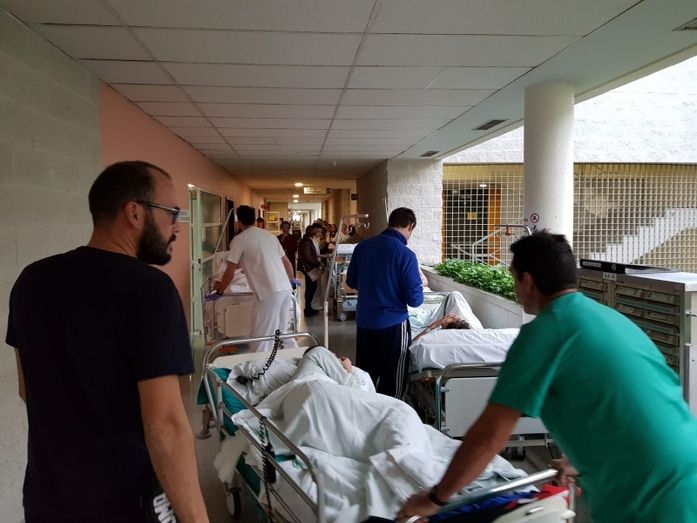El Hospital Juan Ramón Jiménez evacua una unidad de hospitalización completa en un simulacro de incendio