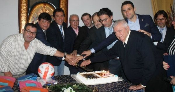 Sentidos homenajes de las peñas a Cheche, Núñez, Boby y a la Federación Andaluza de Fútbol en la cena del 129 aniversario del Recre