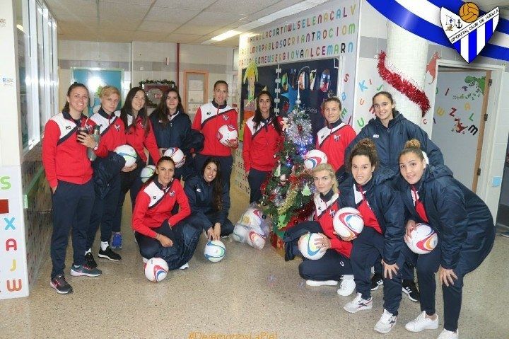 Las espartanas del Sporting Huelva entregan balones firmados a los niños en el hospital Juan Ramón Jiménez