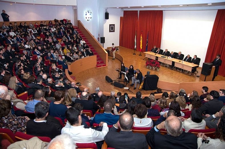 El Colegio de Abogados distingue a 57 letrados con 50 y 25 años de dedicación a la profesión