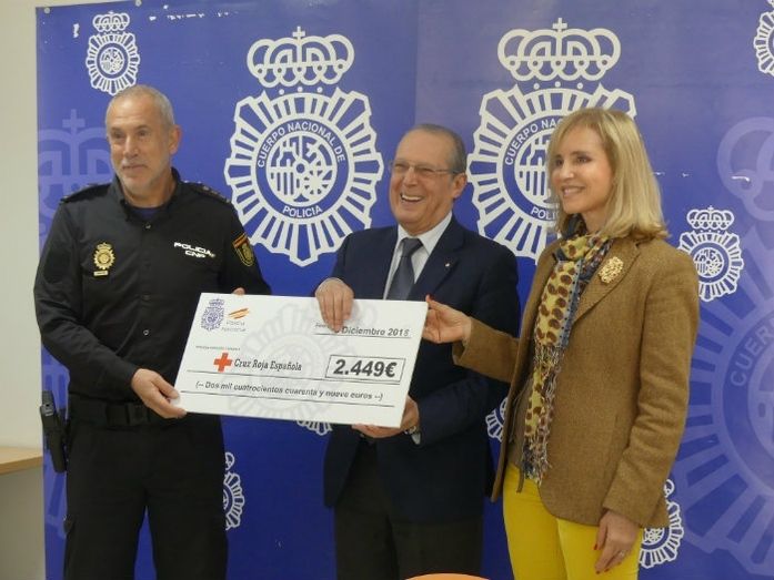La Policía Nacional entrega 2.449 euros de la carrera solidaria 'Ruta-091' a la Cruz Roja