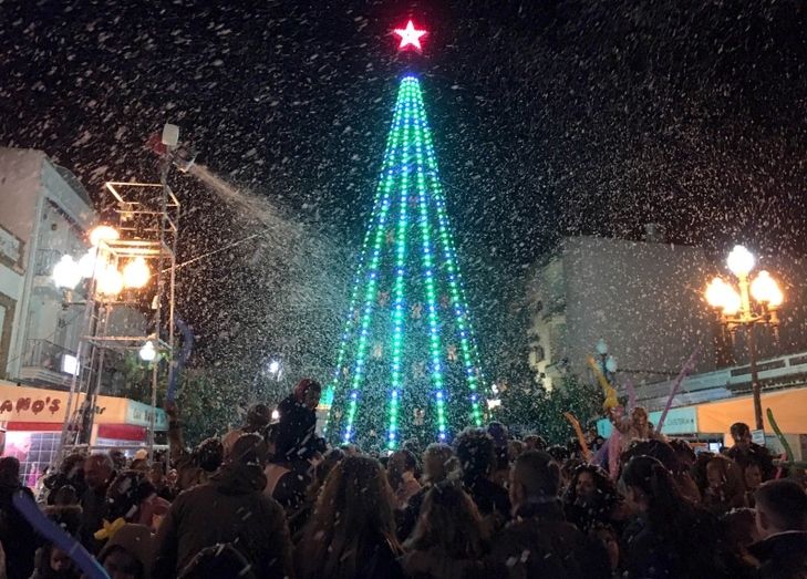Los isleños disfrutan de la última nevada en el Paseo de las Flores