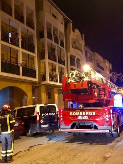 El incendio provocado por la avería de una secadora obliga a desalojar un edificio en Huelva capital