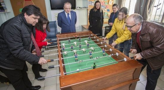 Los menores del hospital Vázquez Díaz reciben el futbolín que solicitaron 'como recurso terapéutico'