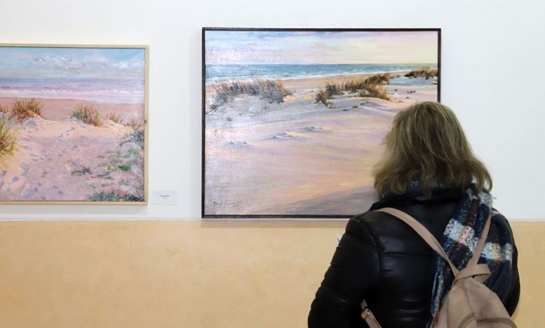 Una exposición de pintura de Manuel Cordero lleva la inmensidad del mar hasta Moguer