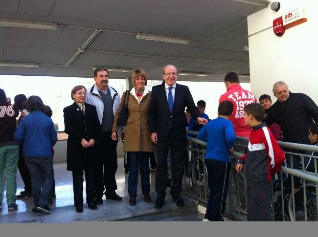Los niños del Colegio 12 de Octubre se ponen en la piel de personas con discapacidad