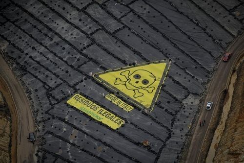 Greenpeace retira la señal gigante de peligro del vertedero de Nerva y Befesa rechaza sus acusaciones