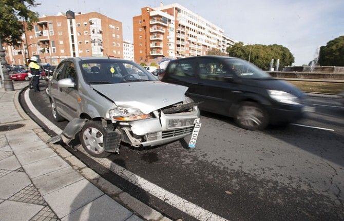 Tres heridos leves en dos accidentes en la capital
