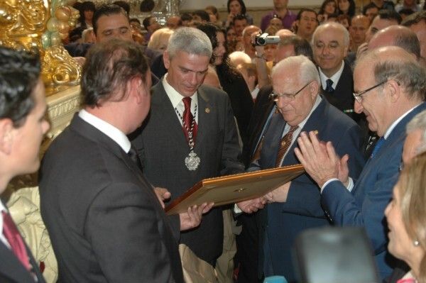 El alcalde de Huelva realiza la levantá de la Sagrada Cena