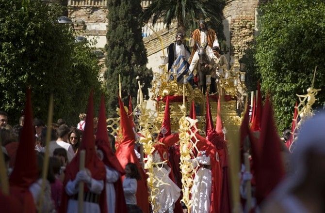 La Borriquita camina entre pequeños cofrades