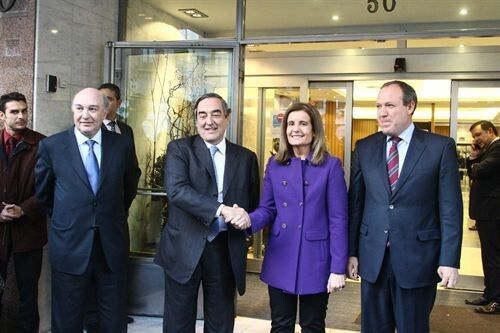 Fátima Báñez recibe de Rosell la última hora de las negociaciones con sindicatos