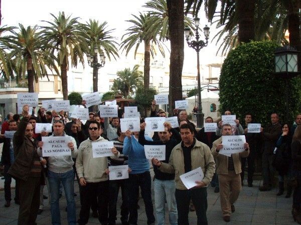 Los funcionarios del Ayuntamiento de Ayamonte protestan en el pleno por los retrasos e impagos de las nóminas