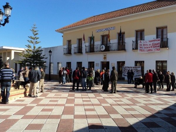 Los trabajadores del Ayuntamiento de Alosno se manifiestan por el impago de sus nóminas