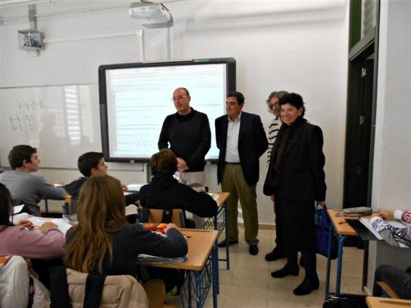 El delegado de Educación destaca los beneficios de la enseñanza plurilingüe en el IES Alto Conquero