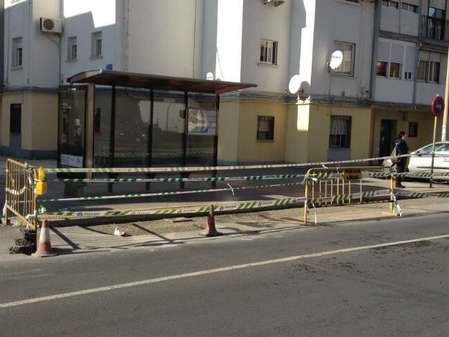 El Ayuntamiento refuerza el asfalto junto a las paradas de autobús para evitar su deterioro