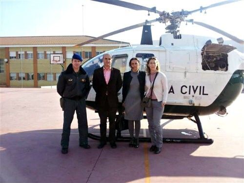 Representantes municipales asisten a la exhibición de medios de la Guardia Civil en el CEIP La Noria de Lepe