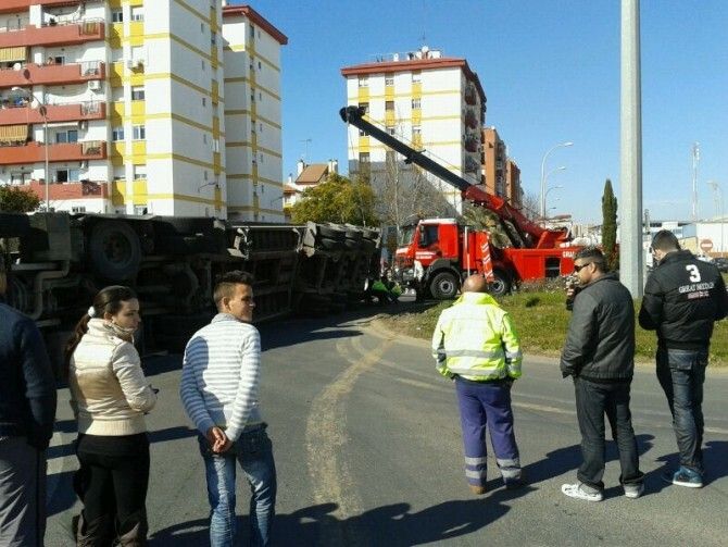 La Policía Local controla el tráfico a causa del accidente de un camión en la avenida Nuevo Colombino