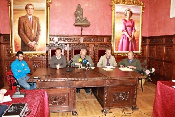 Ayuntamiento de Ayamonte y la Asociación de Carnavaleros firman un convenio de colaboración