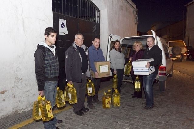 IU y Republicanos de Cartaya entregan 400 kilos de alimentos para los refugiados saharauis