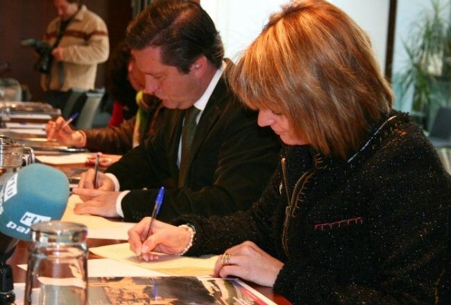 Once ayuntamientos onubenses con inmigración firman un convenio para priorizar la mano de obra local
