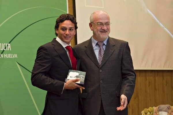 Alfonso Oliva Soto recoge el premio al mejor matador de la pasada temporada taurina