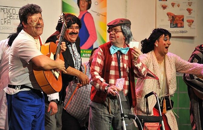 'La pandilla del Agromán' y 'Los señores' se imponen en la final del Carnaval Colombino