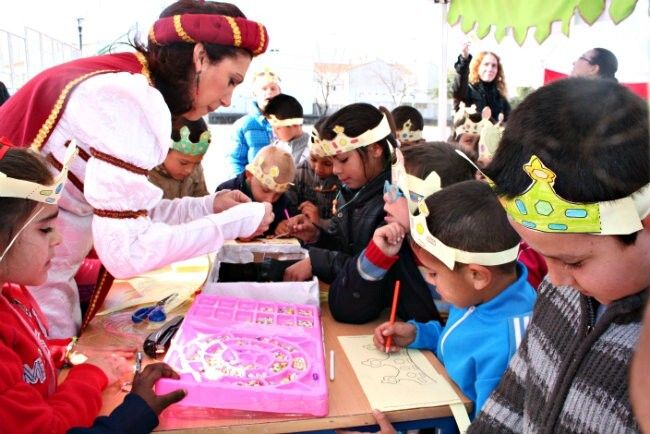 Los escolares del Castillo de los Zúñiga regresan al Medievo para celebrar el Día de Andalucía