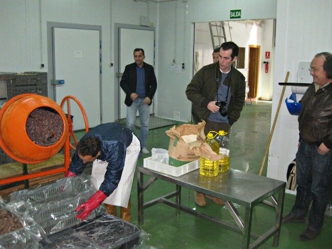 Técnicos de la Comisión Europea conocen in situ el proyecto de alimentación sostenible de Salinas del Astur