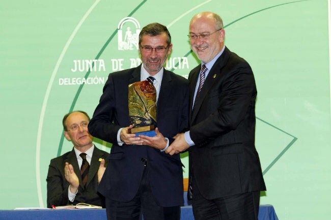 La Junta reconoce el trabajo del cineasta Manuel Hidalgo y Carolina Marín en el Día de Andalucía
