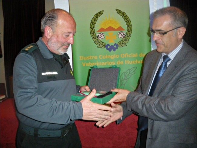 El Colegio de Veterinarios de Huelva y la Guardia Civil evalúan los nuevos retos de sanidad animal