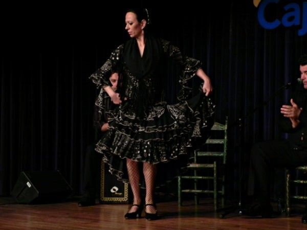 Yolanda Lorenzo entusiasma con su arte a los aficionados al flamenco en las tablas del salón de actos de Cajasol