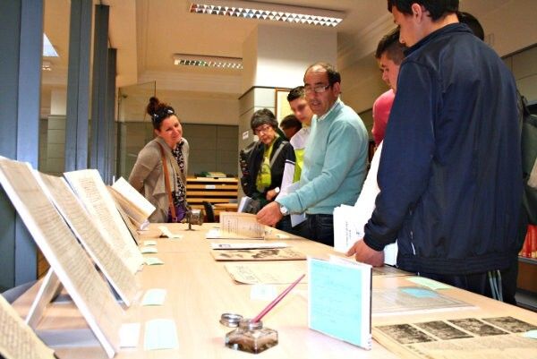 Clase práctica de historia local en el Archivo Municipal de Cartaya para los alumnos de Secundaria