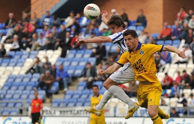 Racha cortada con desatino y mal arbitraje (1-2)