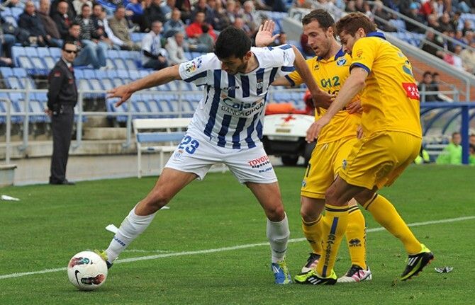 Racha cortada con desatino y mal arbitraje (1-2)