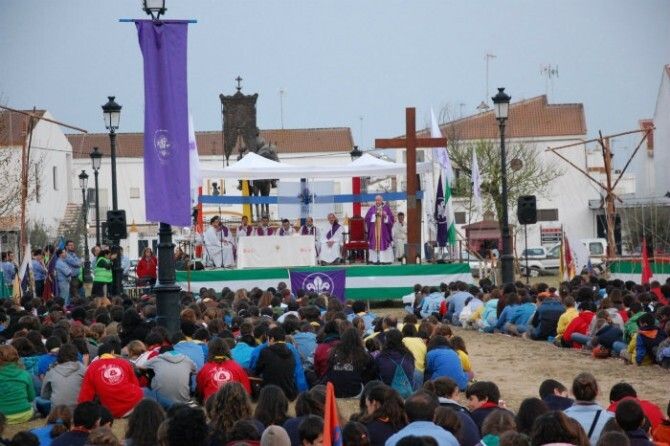 El obispo de Huelva, junto a 4.000 scouts en torno a la Virgen del Rocío