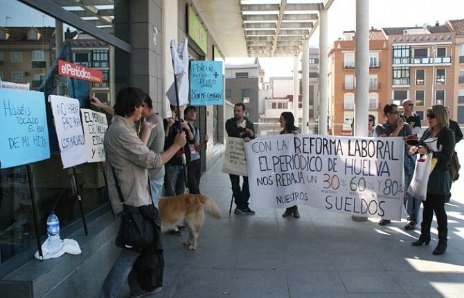 Trabajadores de El Periódico de Huelva protestan contra los 'humillantes' recortes salariales