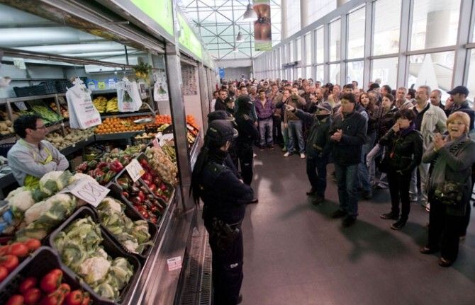 Representantes de UGT y CCOO recorren la capital para provocar el cierre de comercios