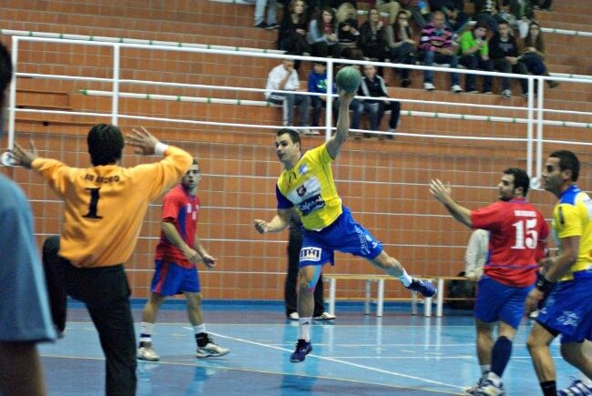 Entrega, emoción y a un paso de ser campeón de grupo (29-28)
