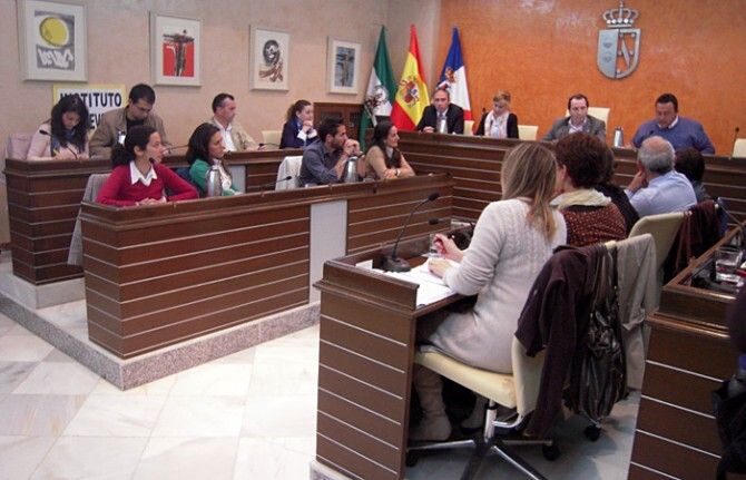 El PP de Almonte advierte que su edil 'tránsfuga' y el PSOE asfixiarán económicamente al municipio