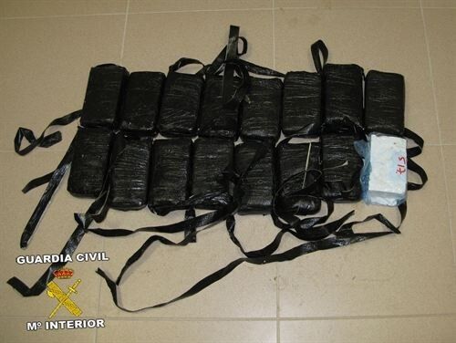 La Guardia Civil interviene más de 8 kilos de cocaína que iban a embarcarse en el buque a Canarias