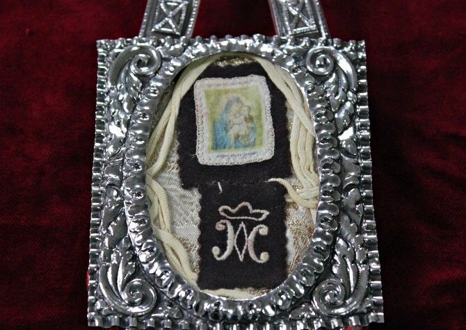 La Parroquia de San Juan recibe la reliquia de un escapulario usado por Juan Pablo II