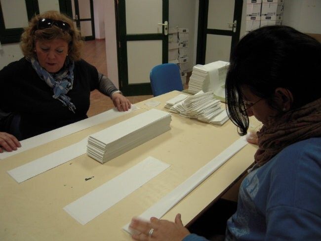 Comienzan los trabajos de doblado y picado de papel para los arcos de la Venida de la Virgen del Rocío