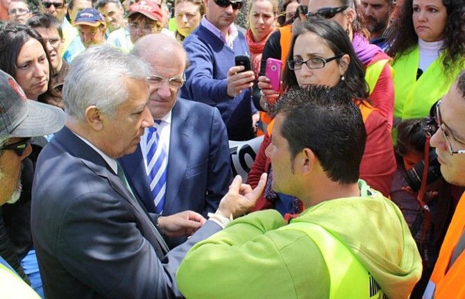 Los tres mineros encerrados levantan la protesta y el colectivo da 'un voto de confianza' al nuevo Parlamento