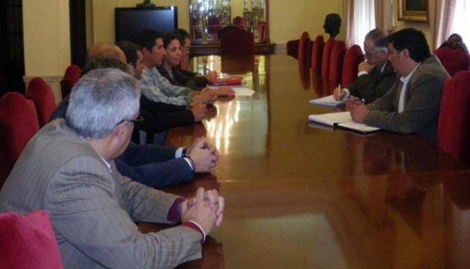 El subdelegado se reúne con agricultores del Condado para analizar la situación de los riegos en la zona