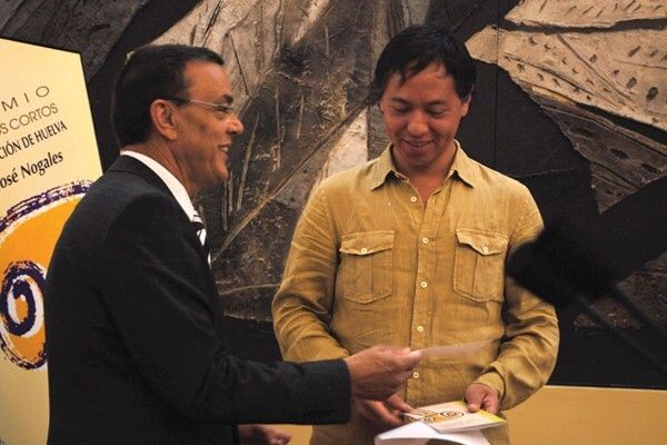 Caraballo entrega a Gabriel Pérez Cruz el premio de Relatos Cortos José Nogales